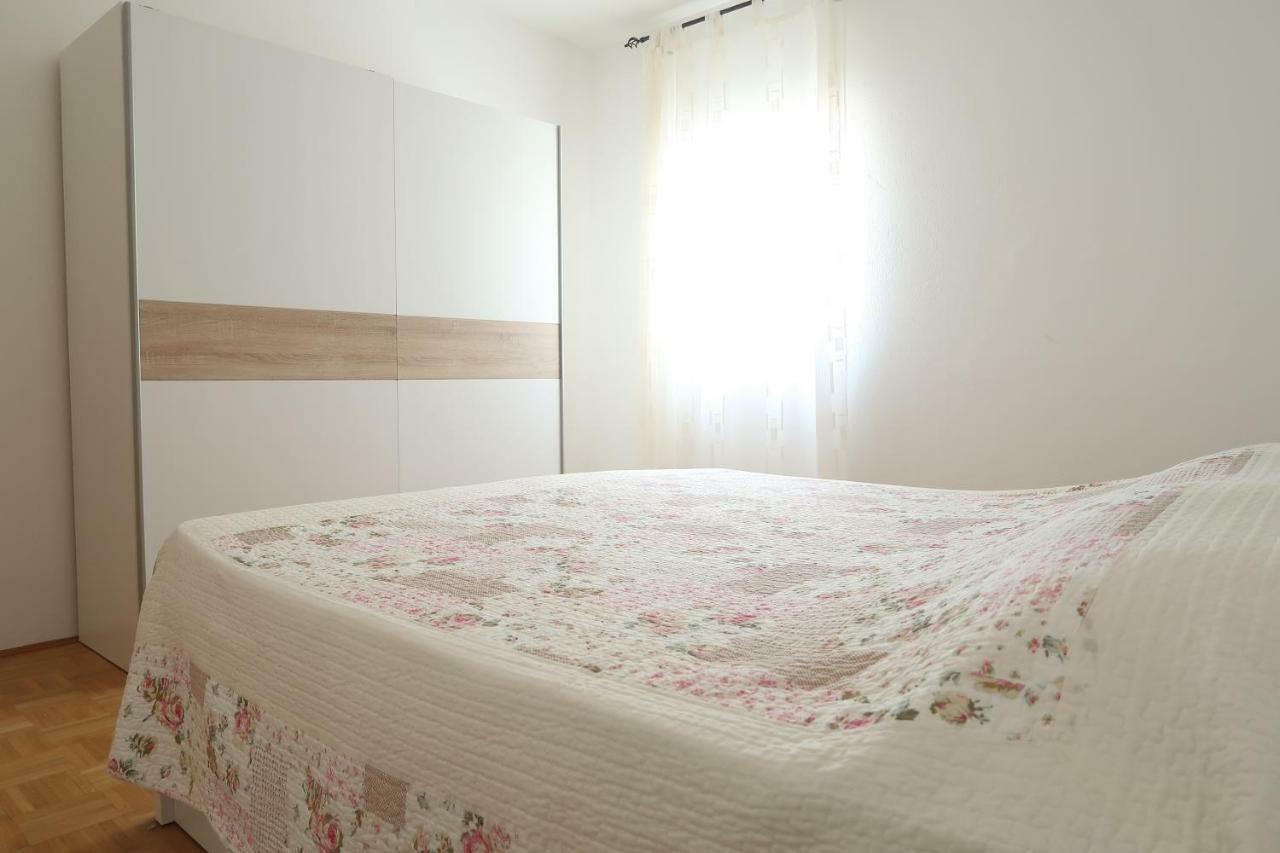 Apartments Maras Primošten Екстериор снимка